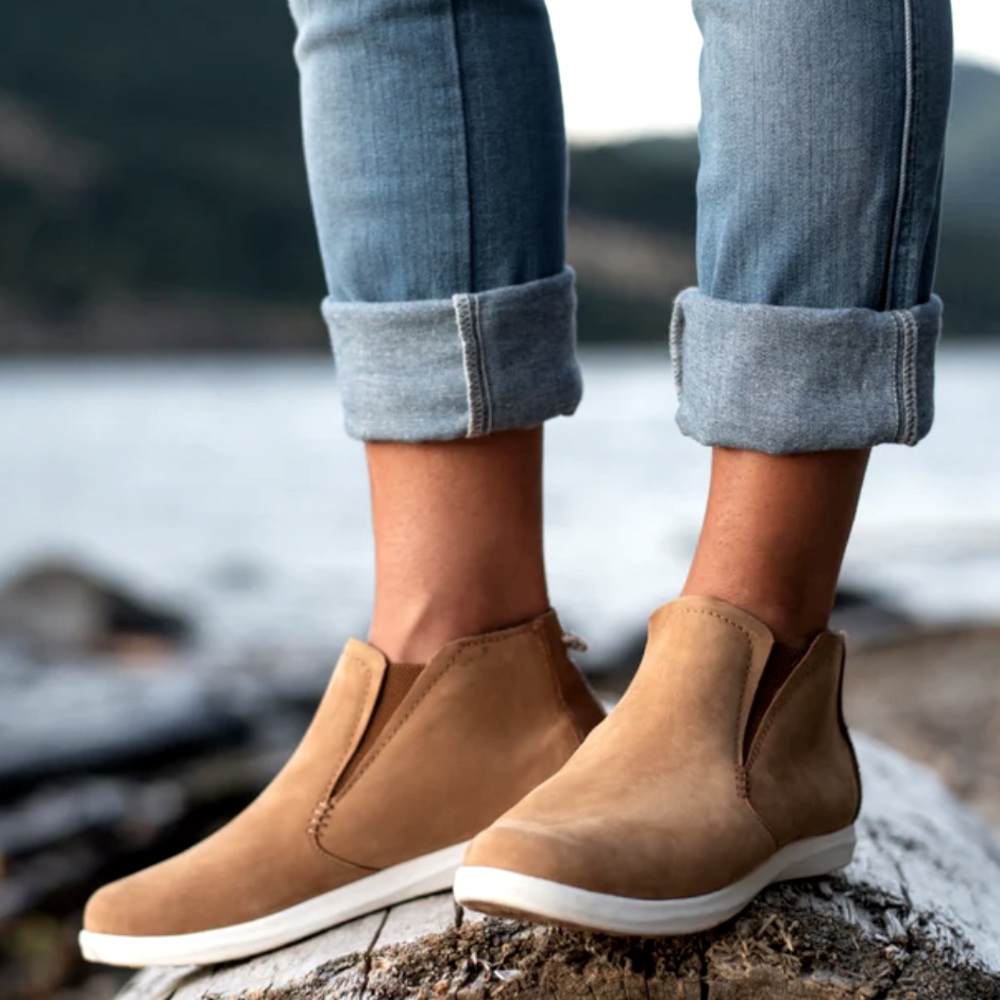 OluKai Hawai‘iloa Manu Hope waterproof bootie in taupe nubuck leather size 10